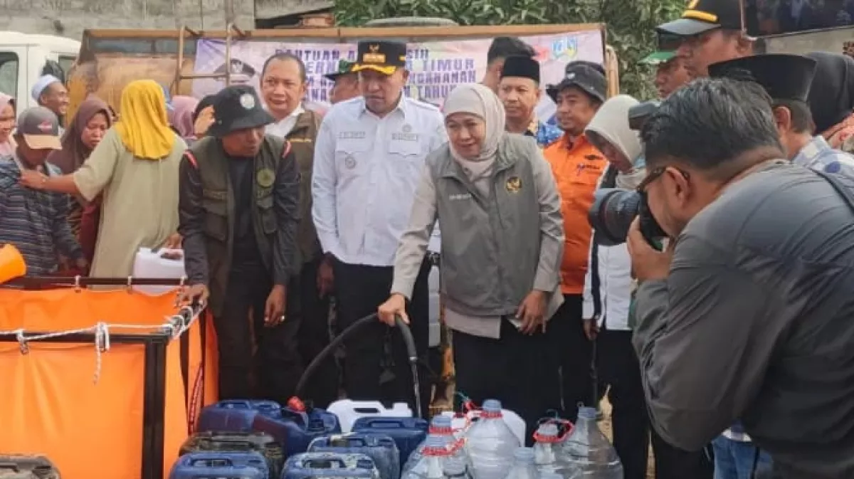 Khofifah Serahkan Bantuan Air Bersih untuk Warga Sampang, Sumur Bor hingga Embung Disiapkan
