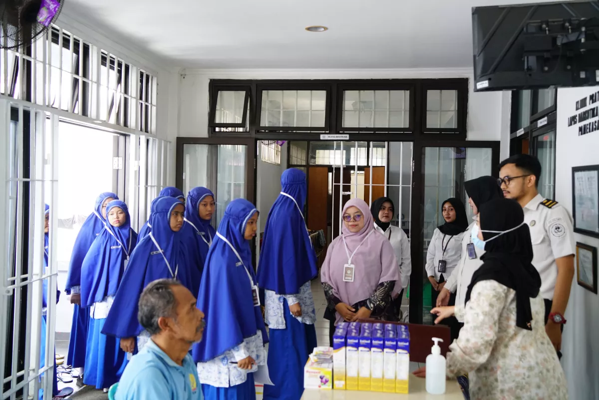 Tanamkan Kesadaran Hukum Sejak Dini, 64 Siswa SMPIT Al-Irsyad Kunjungi Lapas Narkotika Pamekasan